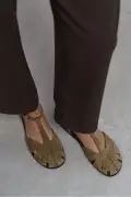 سندل زنانه چرم سوئدی بژ با جزئیات گلدوزی و کفی صاف