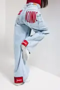 شلوار جین زنانه مدل Mega Baggy Fit با جزئیات پاچه و جیب طراحی ویژه رنگ یخی