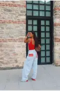 شلوار جین زنانه مدل Mega Baggy Fit با جزئیات پاچه و جیب طراحی ویژه رنگ یخی