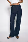جین فاق بلند با پاهای راست عریض