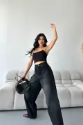 شلوار جین زنانه بگی با برش گشاد و شستشوی شیمیایی مدل بایکی مشکی 4001
