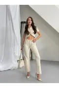 شلوار جین تیره با ویژگی فرم‌دهنده و بالا برنده باسن