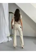 شلوار جین تیره با ویژگی فرم‌دهنده و بالا برنده باسن