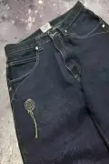 جین گشاد با جزئیات گلدوزی جمجمه و جیب عقب