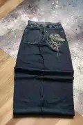 جین گشاد با جزئیات گلدوزی جمجمه و جیب عقب