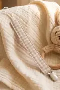 ست ۳ تایی گیره پستانک نوزاد از پارچه طبیعی با طرح چهارخانه زرد، قرمز و بژ به ابعاد ۲۶x۲ سانتی‌متر
