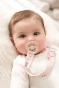 گیره پستانک دو عددی نوزاد دختر با طراحی گلدار و فانتزی