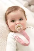 گیره پستانک دو عددی نوزاد دختر با طراحی گلدار و فانتزی