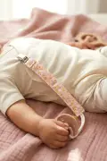 گیره دندان‌گیر نوزاد با کلیپس ۳ عددی زنجیر پستانک طرح دخترانه رنگ صورتی
