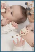 پستانک طرح دلقک و پروانه 0-6 ماه - بنفش مایل به قهوه‌ای و صورتی ملایم