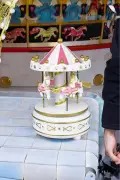جعبه موسیقی اسب چرخان سفید