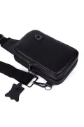 کیف گوشی مردانه مشکی از جنس چرم طبیعی با بخش مخصوص کیف پول و خروجی هدفون USB، مناسب برای استفاده به صورت کراس بادی و دوشی