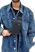 کیف گوشی مردانه مشکی از جنس چرم طبیعی با بخش مخصوص کیف پول و خروجی هدفون USB، مناسب برای استفاده به صورت کراس بادی و دوشی