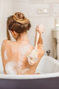 کیسه حمام طبیعی با دسته چوبی و برس نرم