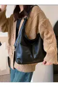 کیف دوشی زنانه مشکی با بافت نرم و کیفیت بالا
