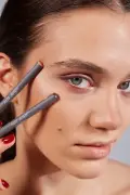 مداد کرمی چشم و لب با اثر روشن کنندگی - استفاده آسان - خط چشم کرمی