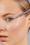 مداد چشم سبز با رنگدانه‌های غلیظ و کرمی مقاوم در برابر آب