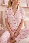 ست پیژامه کوتاه آستین با پارچه طرح روبان صورتی 6064