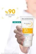 کرم ضد آفتاب فوتودرم AKN مات SPF30 برای پوست‌های چرب و مستعد آکنه 150 میلی‌لیتر