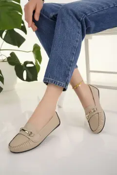 کفش روزمره زنانه بژ با بند زنجیری و کفی راحت و سبک