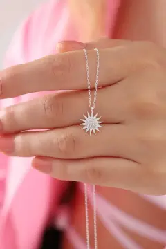گردنبند مدل خورشید با سنگ زبرجد سفید و زنجیر نقره 925 عیار