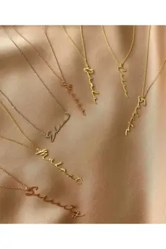 گردنبند ترند با نام عمودی رنگ نقره‌ای