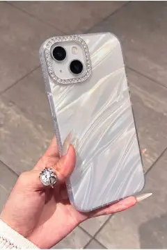 کاور پریمیوم سنگ‌دار براق مناسب برای iPhone 13 / 14 / 15 – با قاب دور دوربین، طراحی شیک، ضربه‌گیر نقره‌ای
