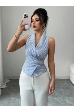 بلوز آبی راه‌راه با جزئیات گره‌دار نامتقارن