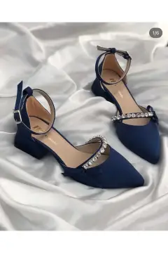 کفش ساتن پاشنه‌دار با گیره سنگی