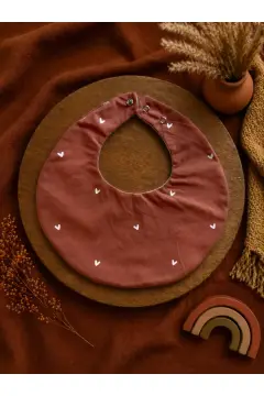 پیشبند گرد نوزاد با طرح قلب کوچک و ضد آب