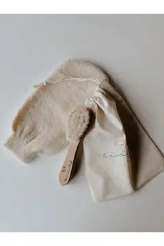 ست ۲ عددی برس نوزاد چوبی با موی طبیعی بز و کیسه حمام نوزاد پنبه‌ای
