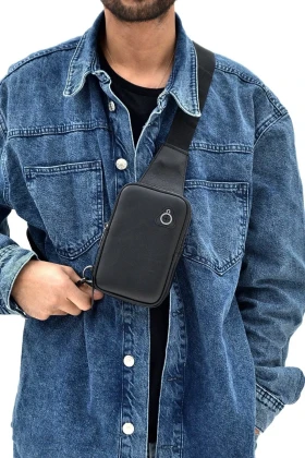 کیف گوشی مردانه مشکی از جنس چرم طبیعی با بخش مخصوص کیف پول و خروجی هدفون USB، مناسب برای استفاده به صورت کراس بادی و دوشی