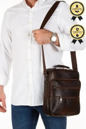 کیف دستی و دوشی بزرگ مدل عمودی قهوه‌ای از چرم طبیعی و قاب استیل