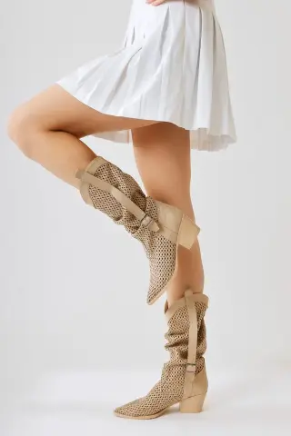 چکمه تابستانی زنانه با برش لیزری و کفی چین‌دار رنگ بژ