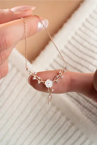 گردنبند مدل پیچک گل مانوگلی از نقره 925 عیار