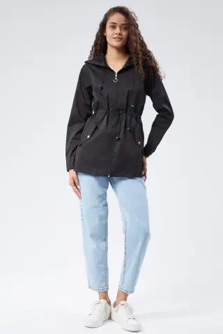 بارانی مشکی با کلاهی قابل تنظیم و جیب‌های دوگانه