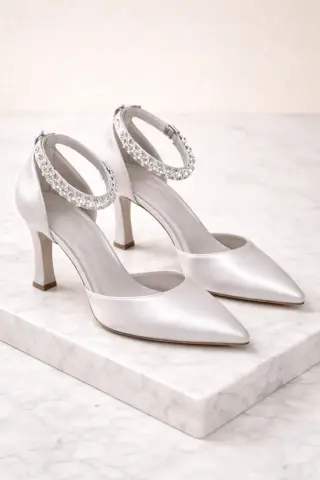 کفش پاشنه‌دار با سنگ از مچ پا