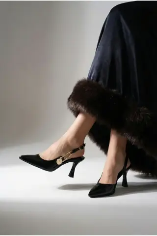 کفش مجلسی زنانه پاشنه‌دار 7 سانتی‌متری نوک تیز مشکی با بند کناری
