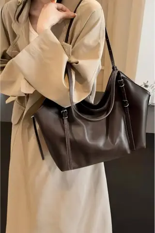 کیف دستی و دوشی زنانه قهوه‌ای تیره از چرم مصنوعی