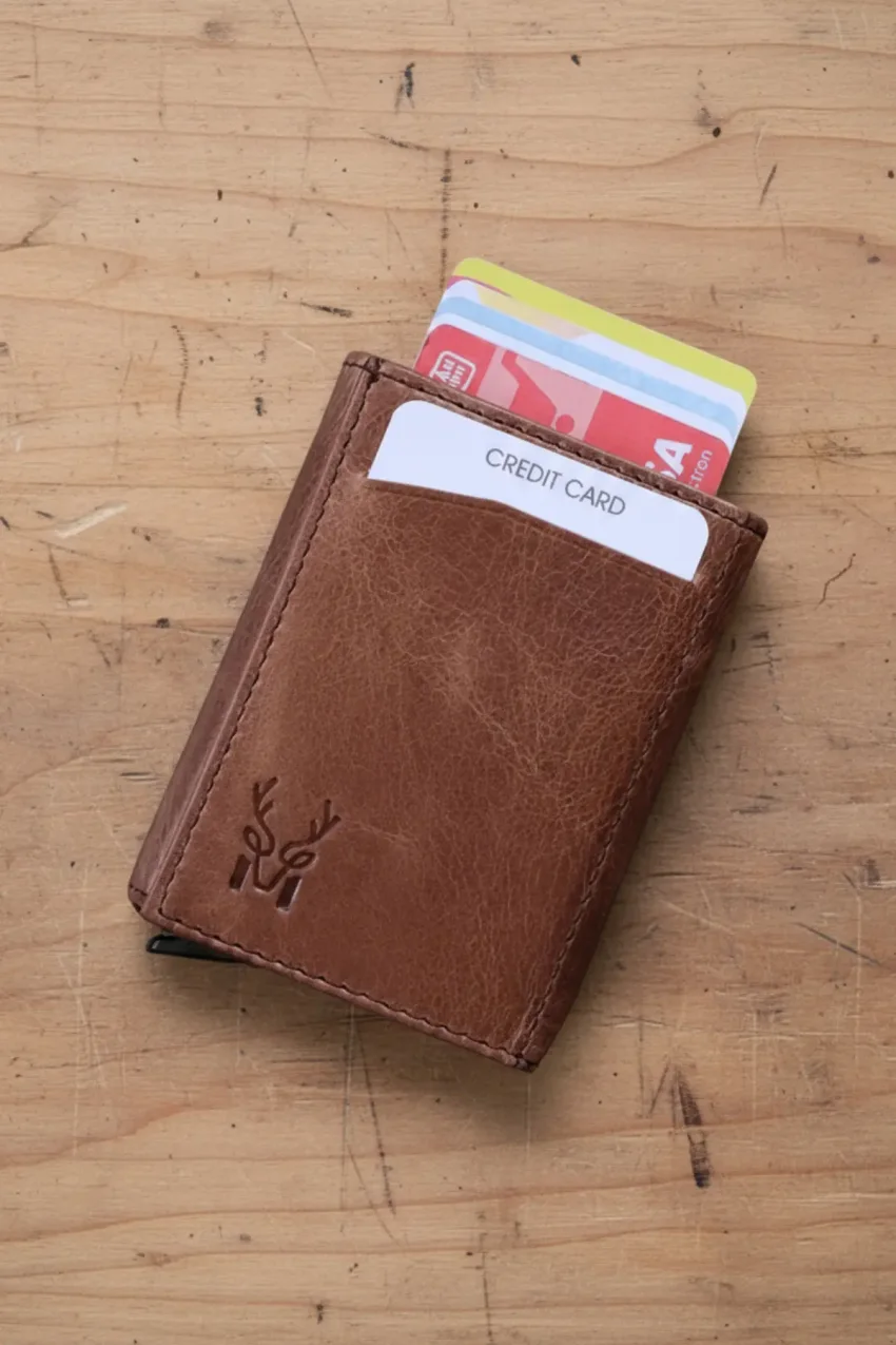 کیف کارت مردانه قهوه‌ای با مکانیزم اتوماتیک و محافظ RFID از چرم طبیعی Pescol