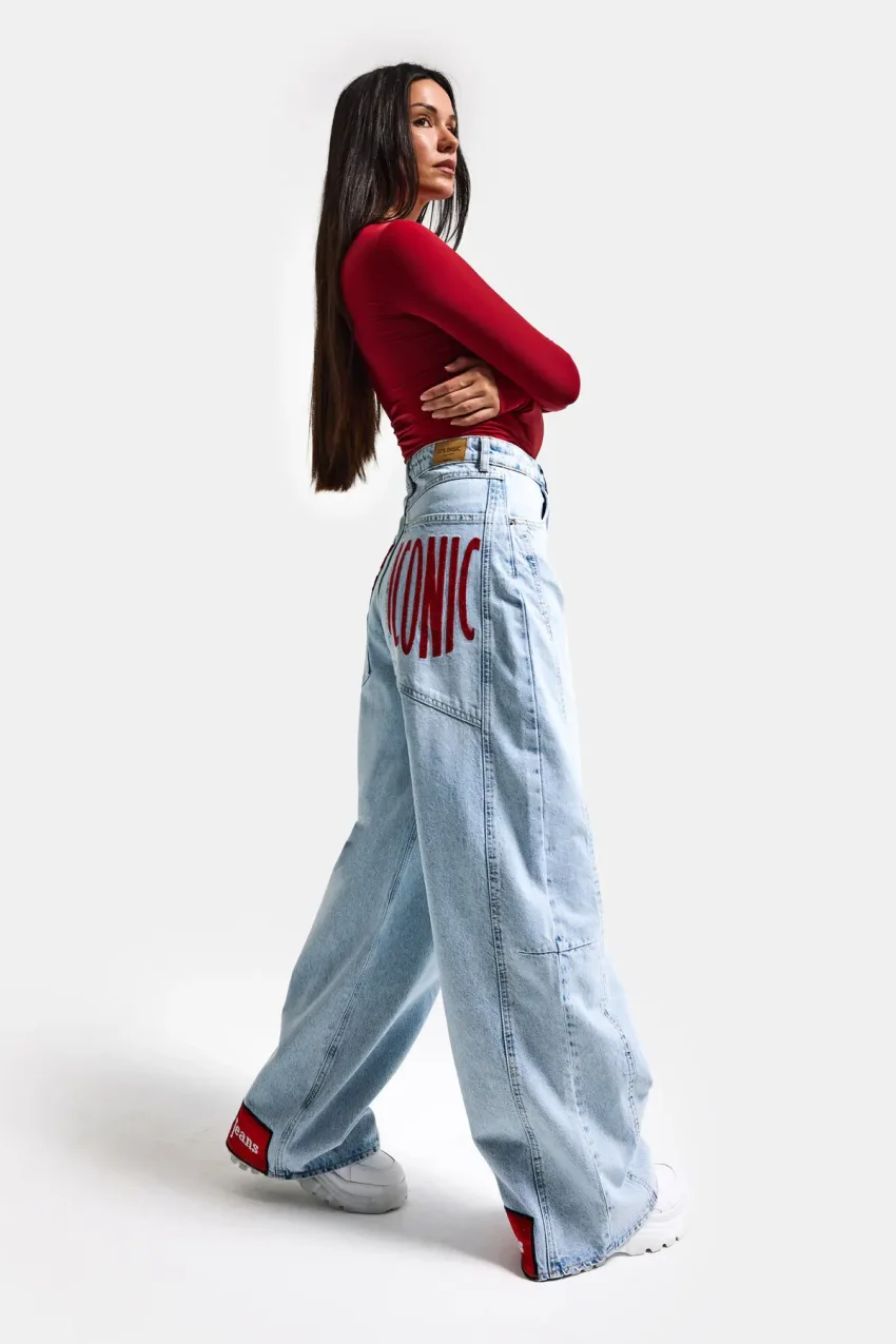 شلوار جین زنانه مدل Mega Baggy Fit با جزئیات پاچه و جیب طراحی ویژه رنگ یخی